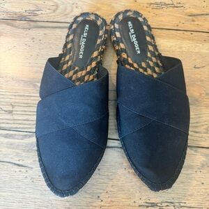 Kelsi Dagger Black Slides Size 8 animal print. Lepardprint